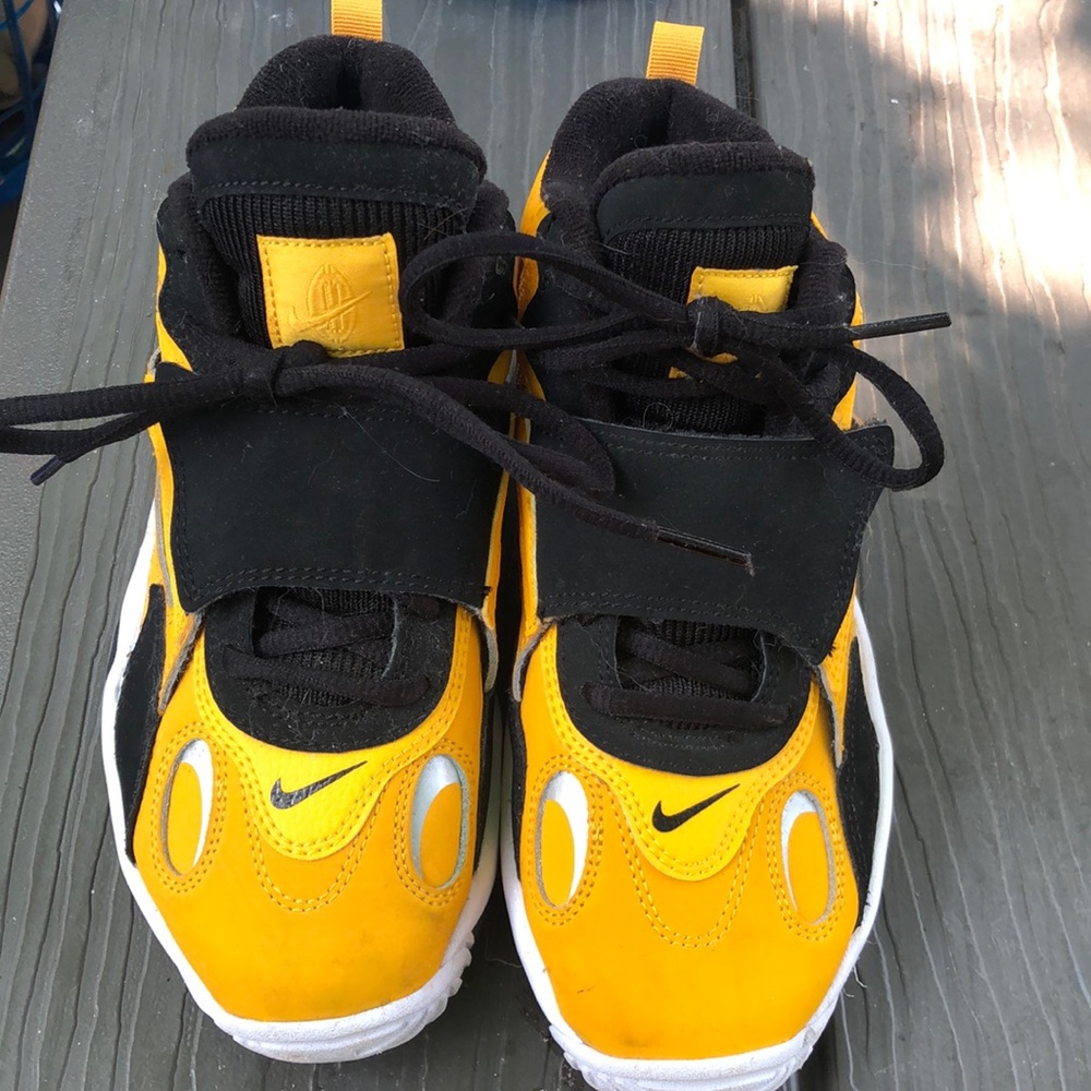 Nike Air sneakers for kids. Size 3.5. Yellow and black. Worn once.